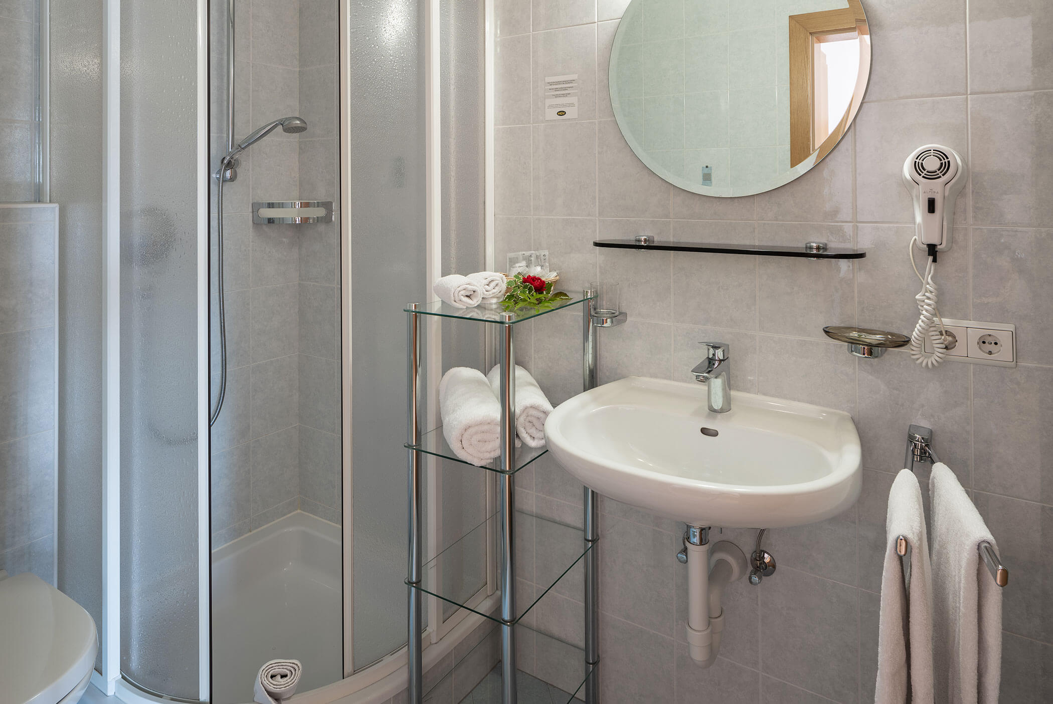 Hotel Martha - Doppelzimmer Badezimmer und Dusche