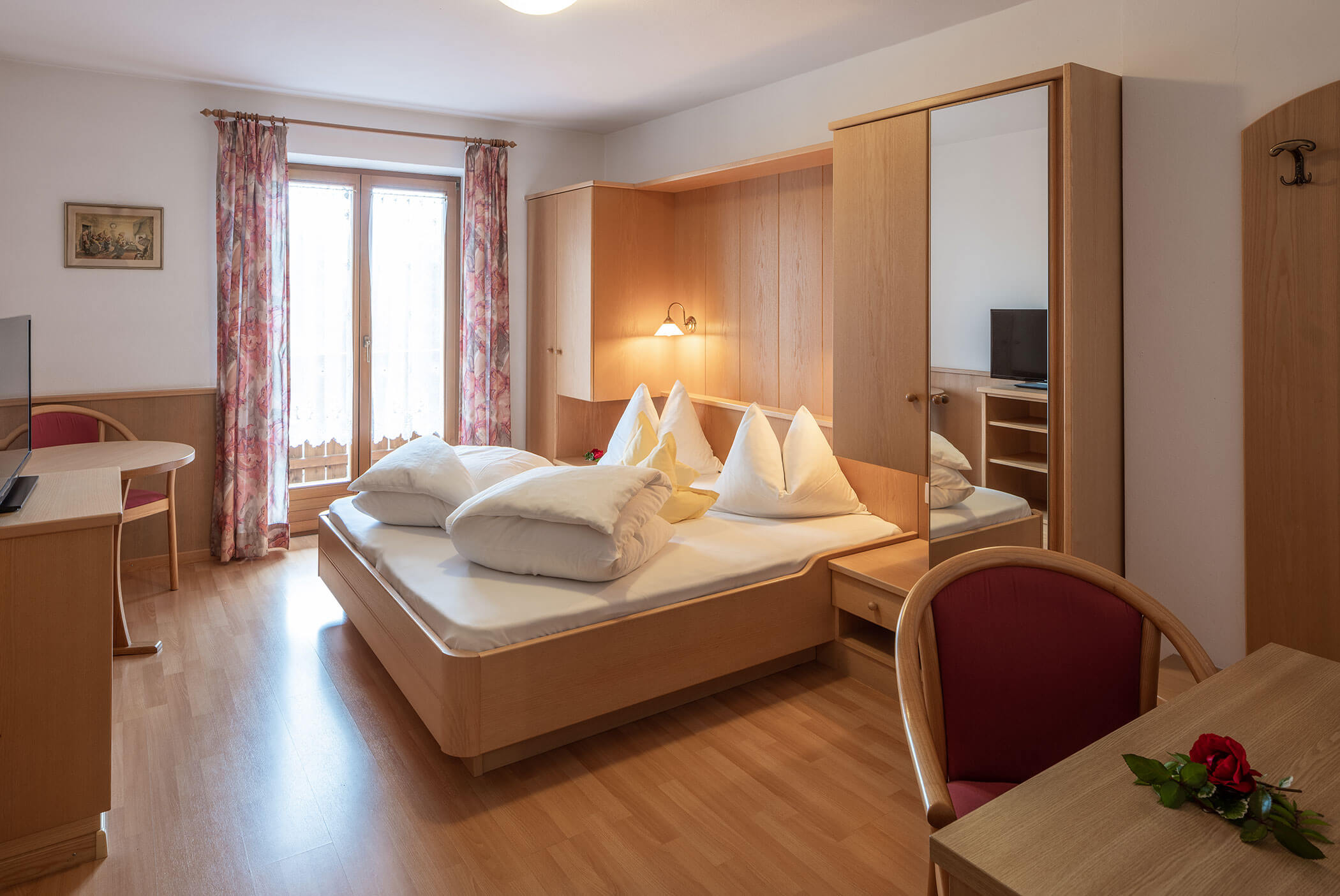 Hotel Martha - Doppelzimmer Standard Bett mit Fenster und Spiegel