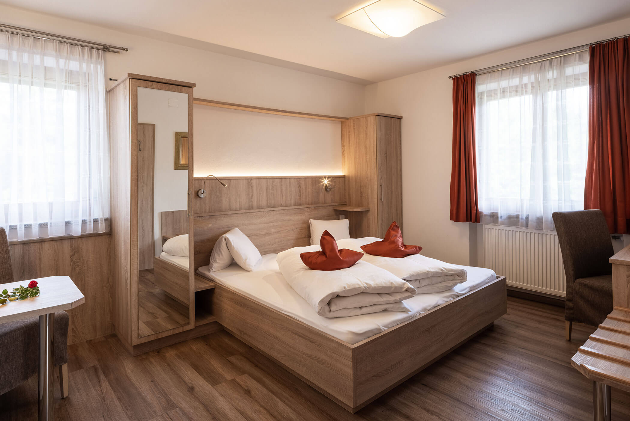 Hotel Martha - Doppelzimmer Standard - Bett mit Fenster
