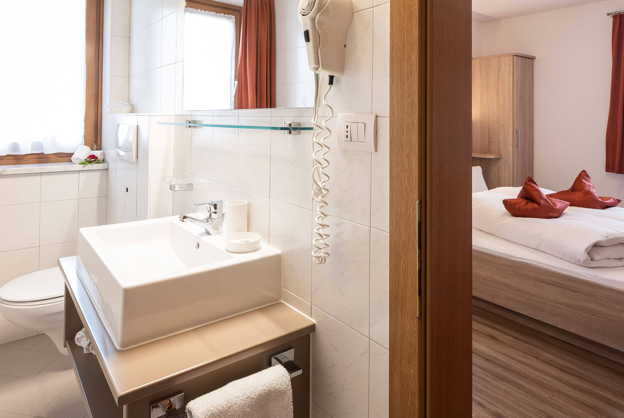 Hotel Martha - Schlafzimmer mit Badezimmer