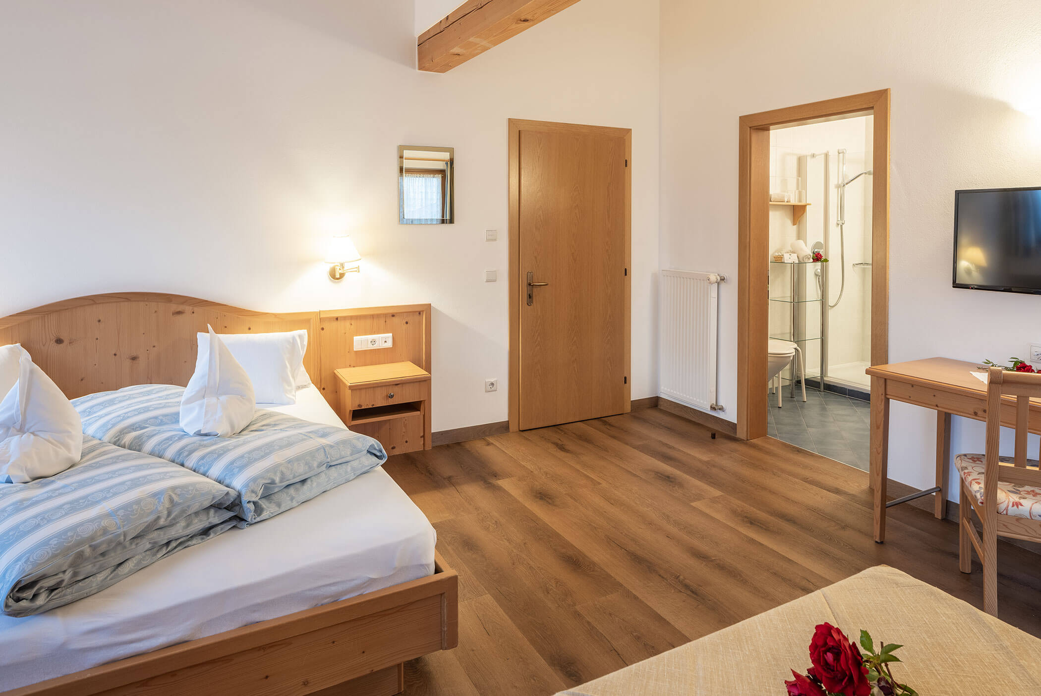 Hotel Martha - Doppelzimmer Superior - Badezimmer - Fernseher