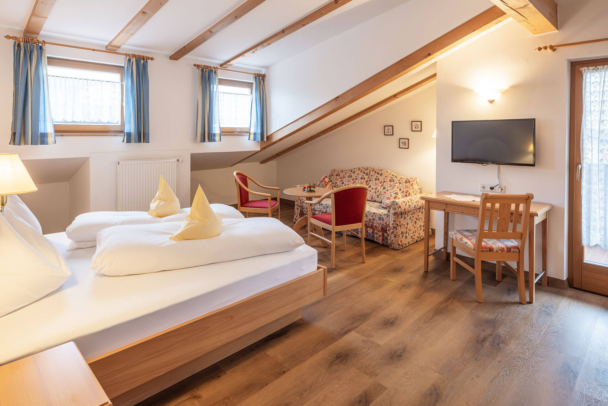 Hotel Martha - Doppelzimmer Superior - Couch mit Fernseher