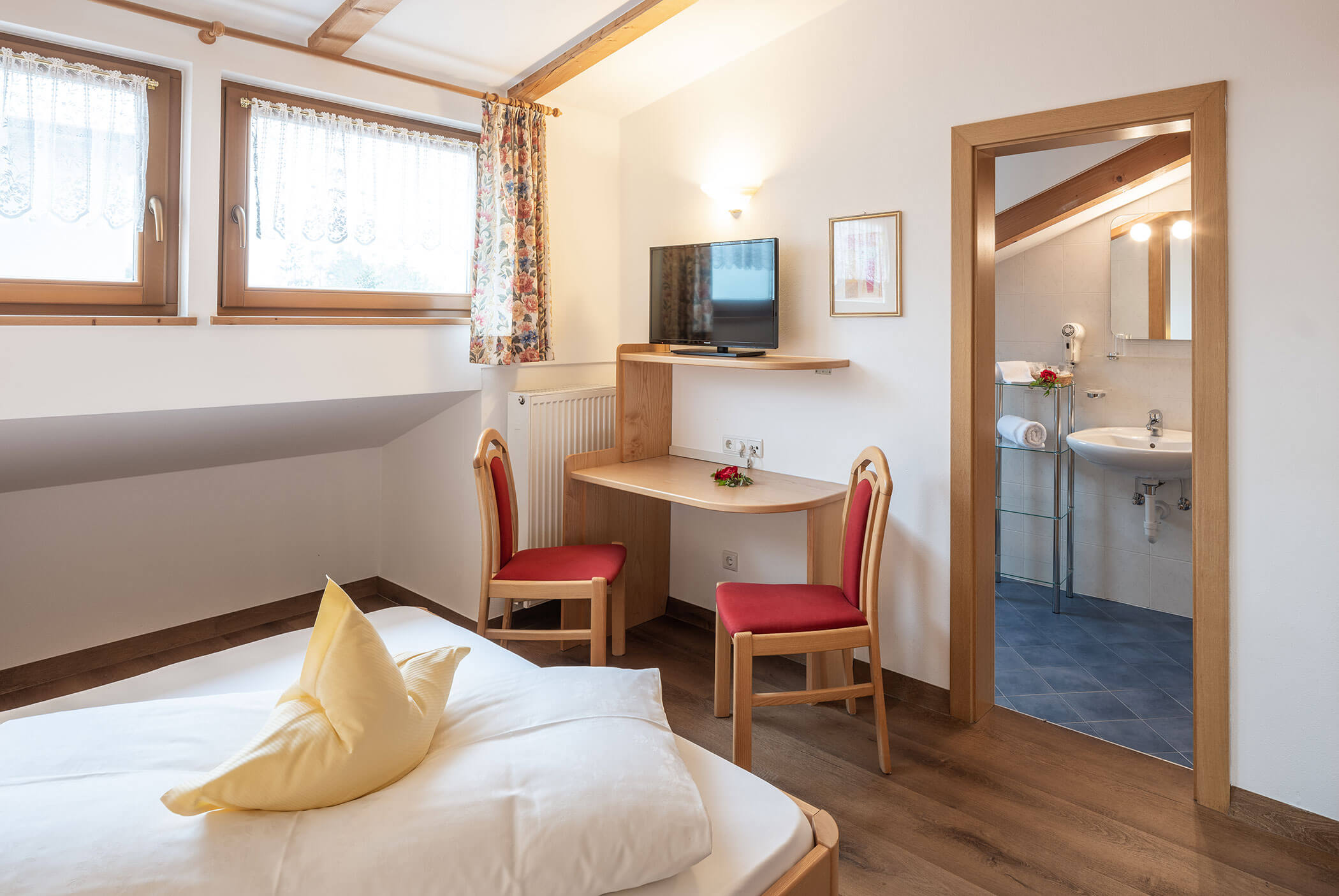 Hotel Martha - Schlafzimmer mit Fernseher